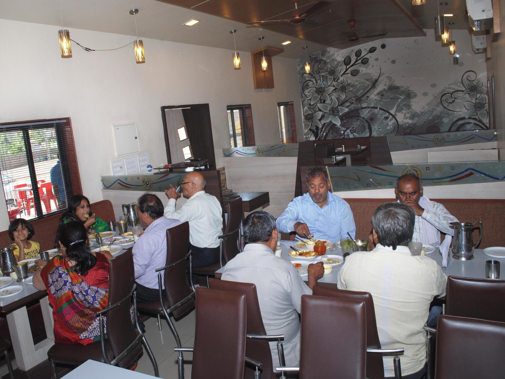 Oyo 14943 Shubh Suvidha Hotel Somnāth Buitenkant foto