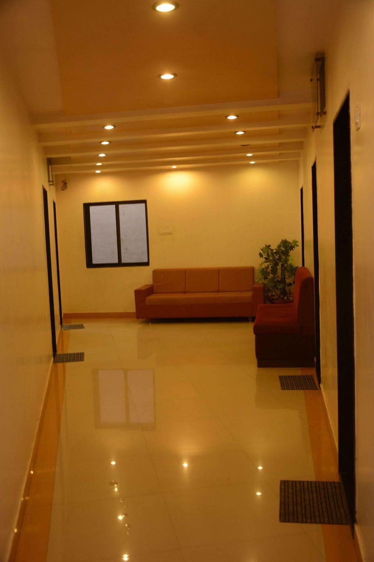 Oyo 14943 Shubh Suvidha Hotel Somnāth Buitenkant foto