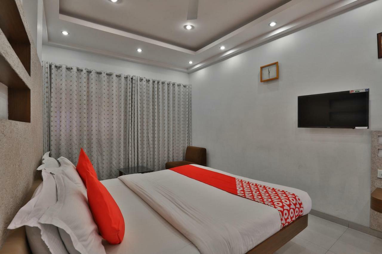 Oyo 14943 Shubh Suvidha Hotel Somnāth Buitenkant foto
