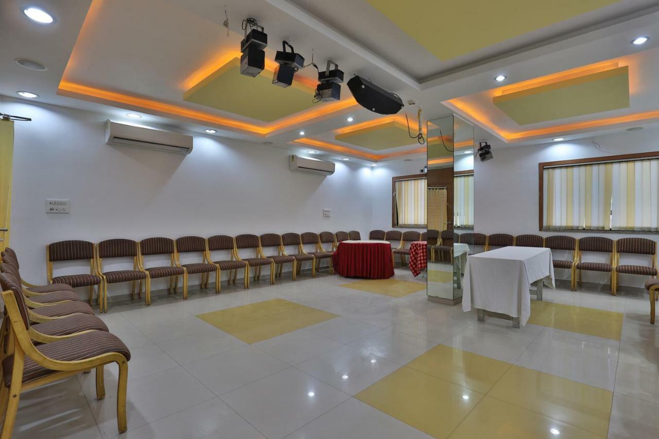 Oyo 14943 Shubh Suvidha Hotel Somnāth Buitenkant foto